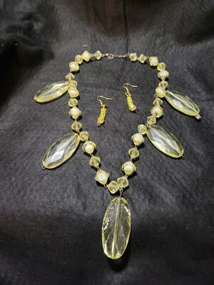 Beutiful glass yellow necklace - image1